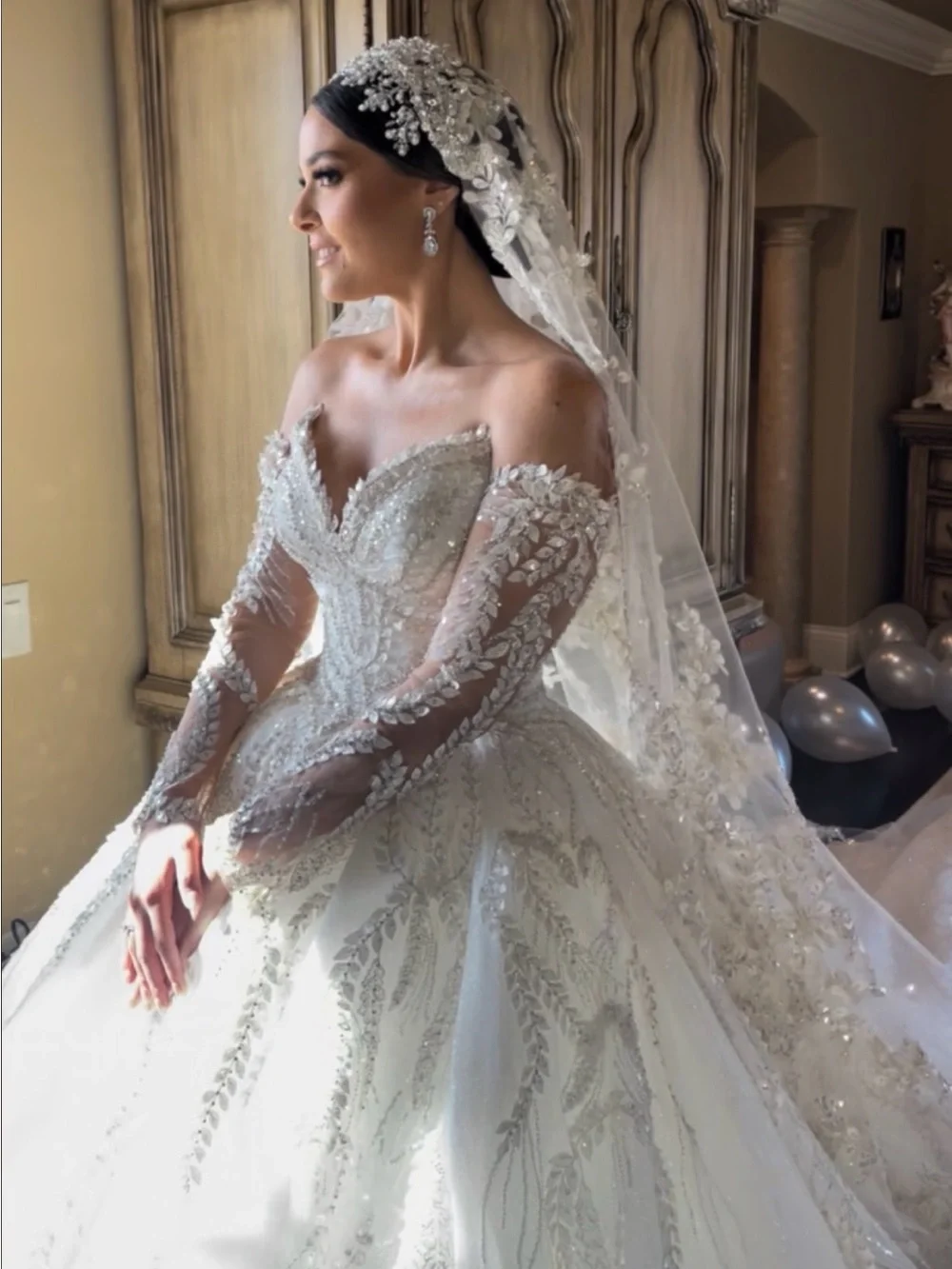 White Luxury Wedding Dress - Strapless, veil included
